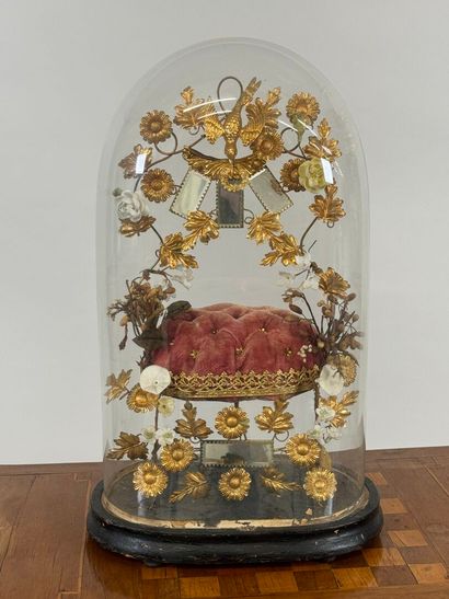 Musical bridal globe in curved glass, the...