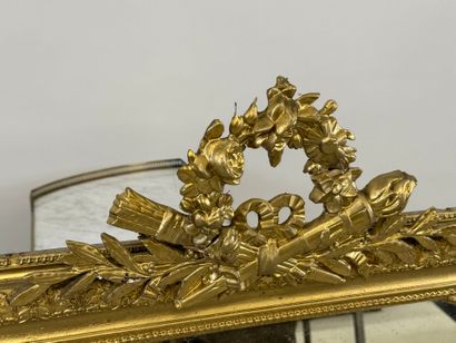 Miroir en bois et stuc redoré à décor de...