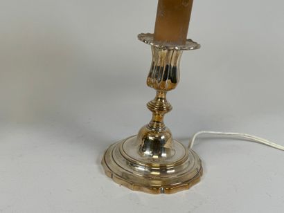 Paire de lampes en métal argenté.
Style Louis...