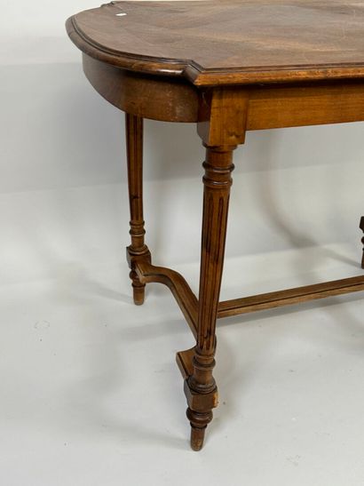 Table de milieu en bois et placage, l'entretoise...