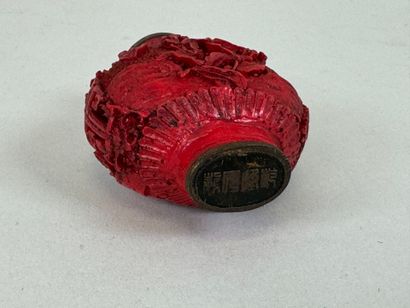 CHINE, XXe.
Tabatière en laque rouge cinabre...