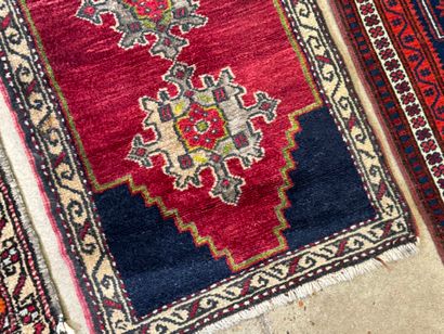 Lot de 3 petits tapis d'orient en laine nouée...