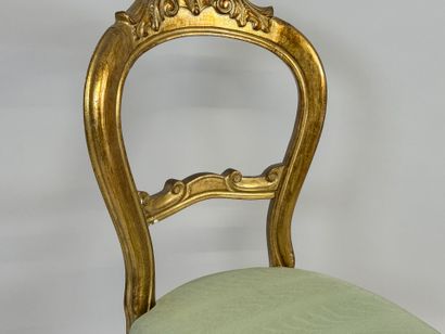 Chaise en bois sculpté et doré.
Style Louis...