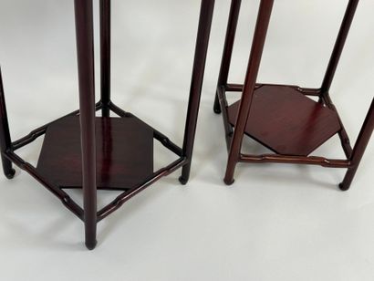 Paire de sellettes en bois, plateau d'entretoise.
54...