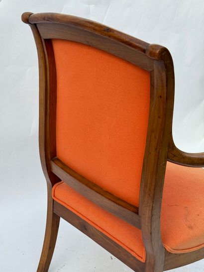 Fauteuil en bois naturel, les accotoirs à...