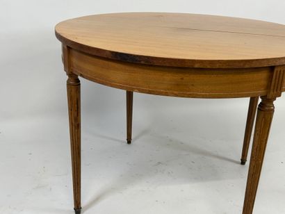 Round veneered dining table.
Louis XVI style.
H....