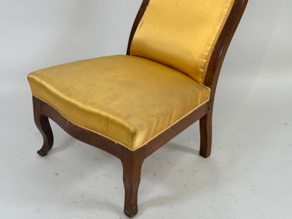 Chauffeuse in mahogany, yellow silk upholstery,...
