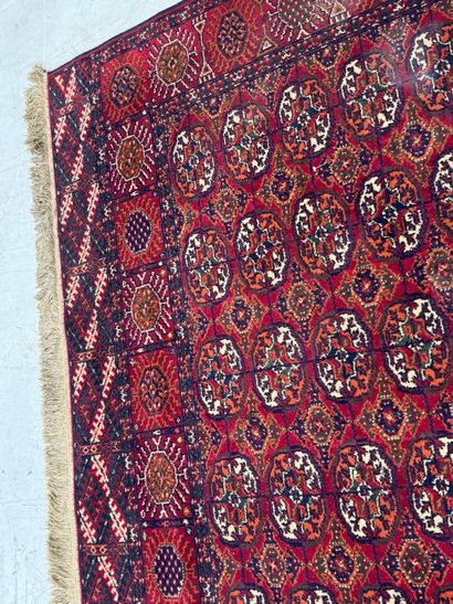 CHIRAZ.
Tapis mécanique sur fond rouge à...