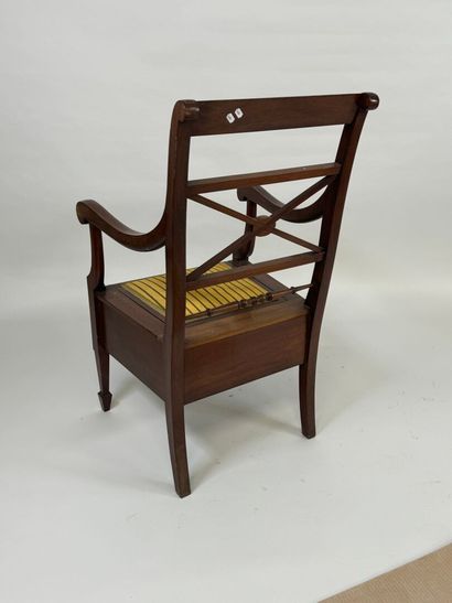 Fauteuil d'aisance en acajou et filets de...