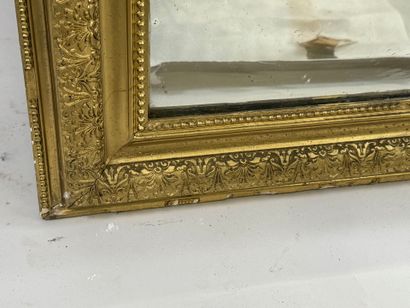 Miroir en bois et stuc redoré à décor de...