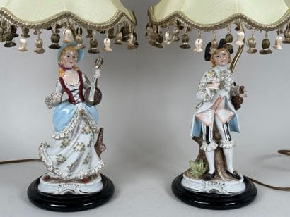 Paire de lampes à décor de sujets en porcelaine...