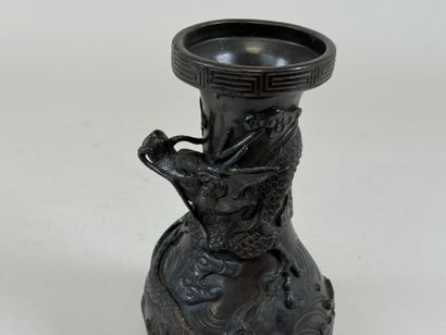 INOCHINE, XXe.
Petit vase balustre en bronze...