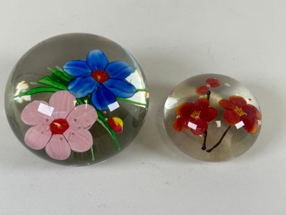 Lot de deux boules sulfure presse-papier...