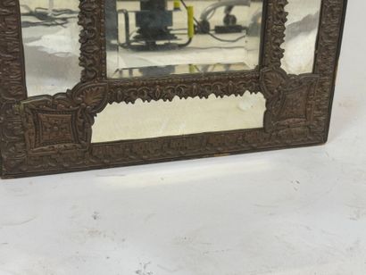 Miroir à parcloses en métal repoussé à décor...