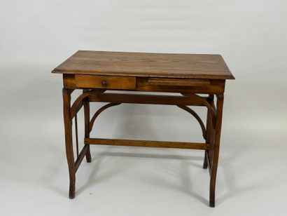 Petit bureau en chêne ouvrant par un tiroir...