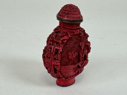 CHINE, XXe.
Tabatière en laque rouge cinabre...