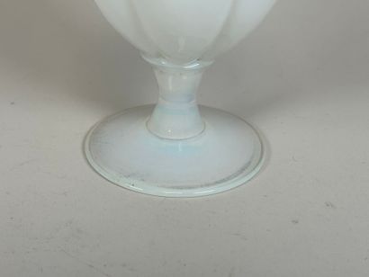 SEVRES, FRANCE.
Vase en opaline blanche godronnée.
H....