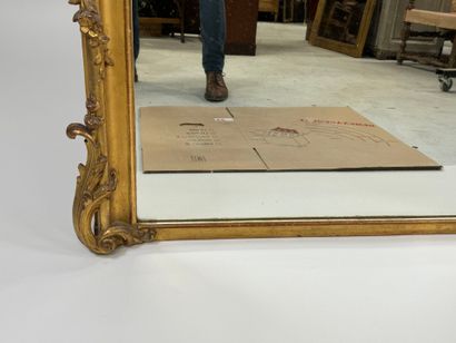Importante glace en bois et stuc doré à décor...