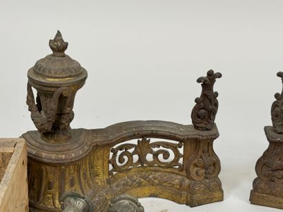 Lot comprenant paire de chenets en bronze,...
