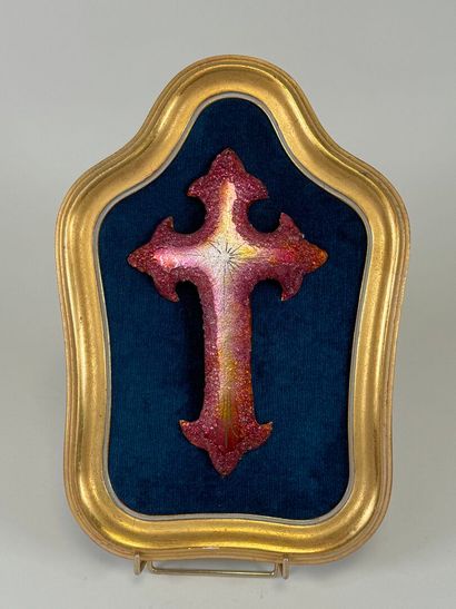 Enameled brass cross.
Presented on its blue...