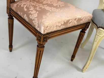 Chaise en bois mouluré, la garniture de soie...
