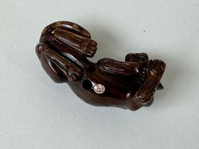 JAPON,XXe.
Netsuke en bois sculpté figurant...
