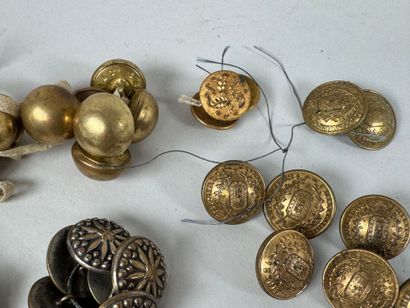 Large lot of buttons including AM et Cie...