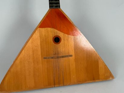 Balalaïka en bois.
L. 68 cm.