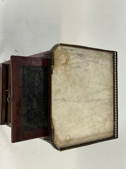 Petit chevet rectangulaire en placage d'acajou,...