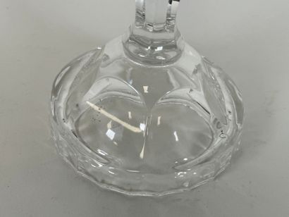 Bougeoir en cristal à décor facetté.
H. 25,5...
