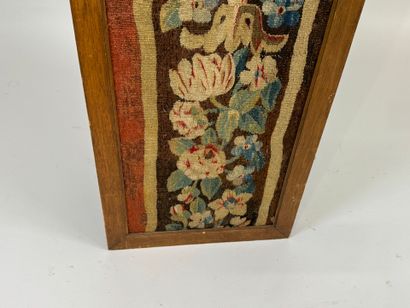 Fragment de tapisserie à décor polychrome...