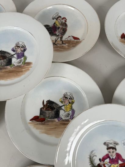 Série de onze assiettes en porcelaine à décor...