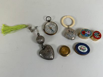 Lot comprenant : 
- hochet en argent, à décor...