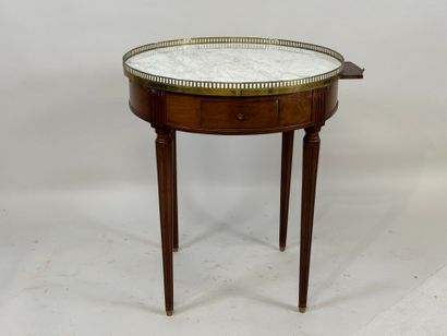 Circular mahogany gueridon in the bouillotte...