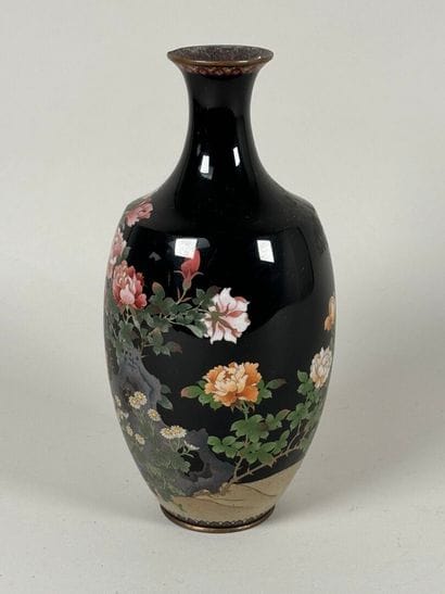 CHINA, 20th century.
Baluster vase in cloisonné...