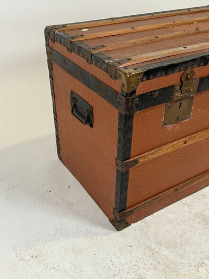Malle rectangulaire en laiton, métal et bois...