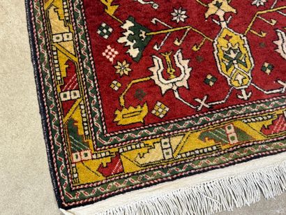 Tapis d'orient en laine nouée main à décor...