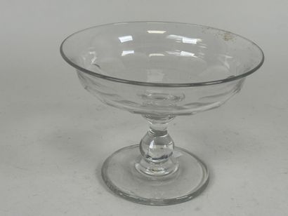 Coupe sur pied en cristal.
H. 14,5 cm.
(à...