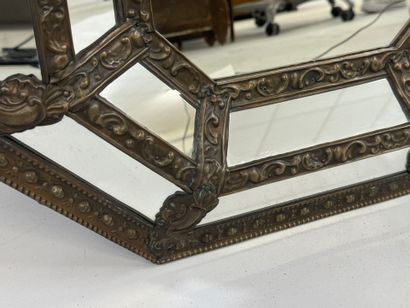 Miroir octogonal à parcloses en laiton repoussé.
64...