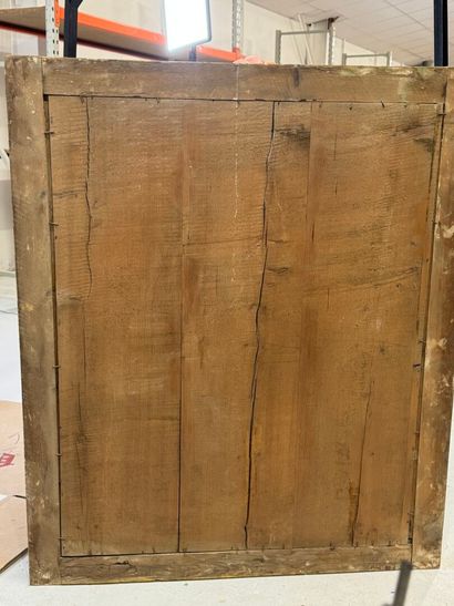 Miroir en bois et stuc doré à décor feuillagé.
97...