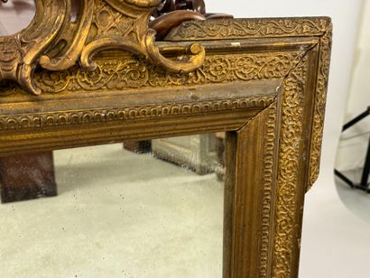 Miroir en bois et stuc doré à décor de rinceaux...