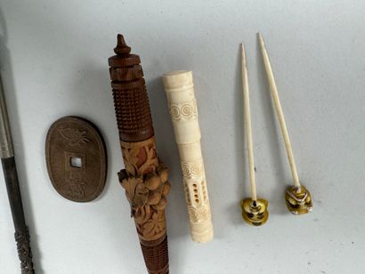 Lot d'objets divers dont porte-aiguilles,...