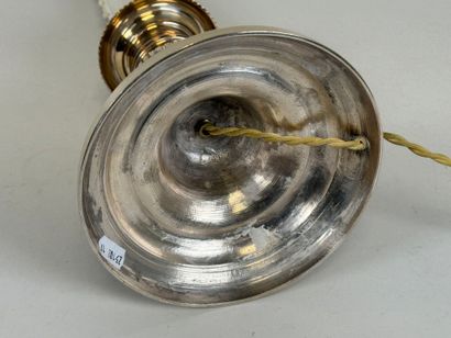Lampe en métal argenté, la base circulaire...