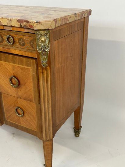 Commode en bois et placage ouvrant par trois...