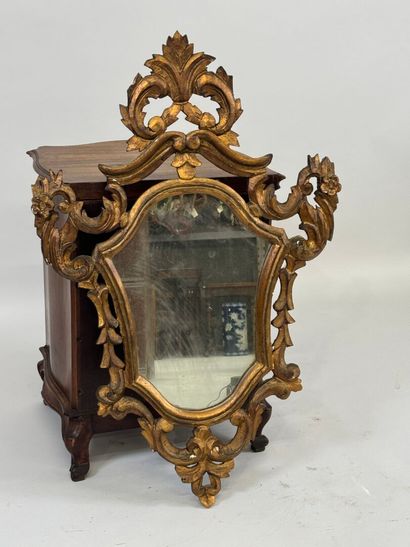 Miroir en bois doré et sculpté de forme mouvementée...