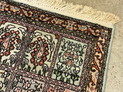 Petit tapis indien en soie à décor de jardins.
100...