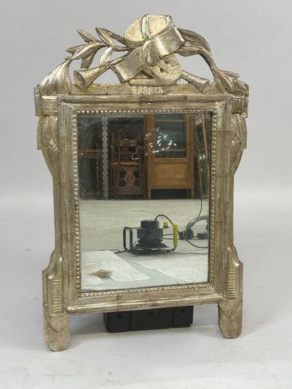 Miroir en bois sculpté et argenté à décor...