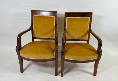 Paire de fauteuils en acajou mouluré et sculpté,...
