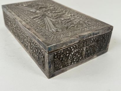 Boite rectangulaire en métal argenté à décor...