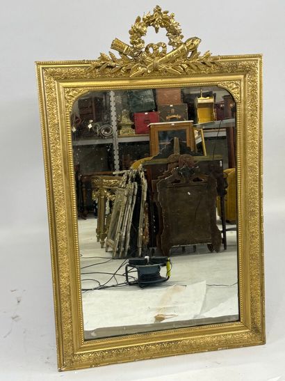 Miroir en bois et stuc redoré à décor de...